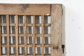 中国アンティーク建具　1900年頃　李朝風建具　格子意匠と花形金具が魅力の窓2枚(1対)セット　(R-089946)