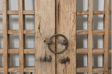 中国アンティーク建具　1900年頃　李朝風建具　格子意匠と花形金具が魅力の窓2枚(1対)セット　(R-089946)