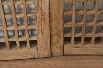 中国アンティーク建具　1900年頃　李朝風建具　格子意匠と花形金具が魅力の窓2枚(1対)セット　(R-089946)