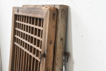 中国アンティーク建具　1900年頃　李朝風建具　格子意匠と花形金具が魅力の窓2枚(1対)セット　(R-089946)