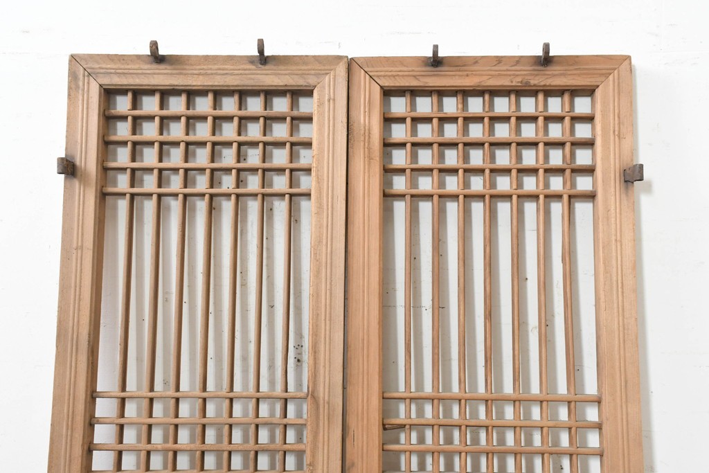 中国アンティーク建具　1900年頃　端正な格子組みが趣深い両開き戸2枚(1対)セット　(R-089949)