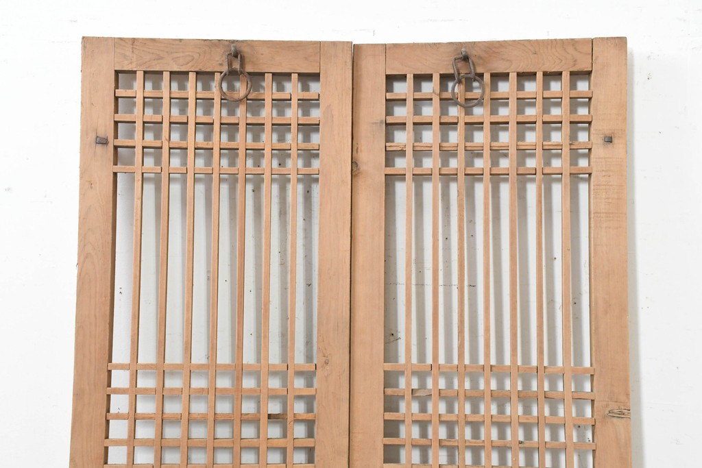 中国アンティーク建具　1900年頃　端正な格子組みが趣深い両開き戸2枚(1対)セット　(R-089950)