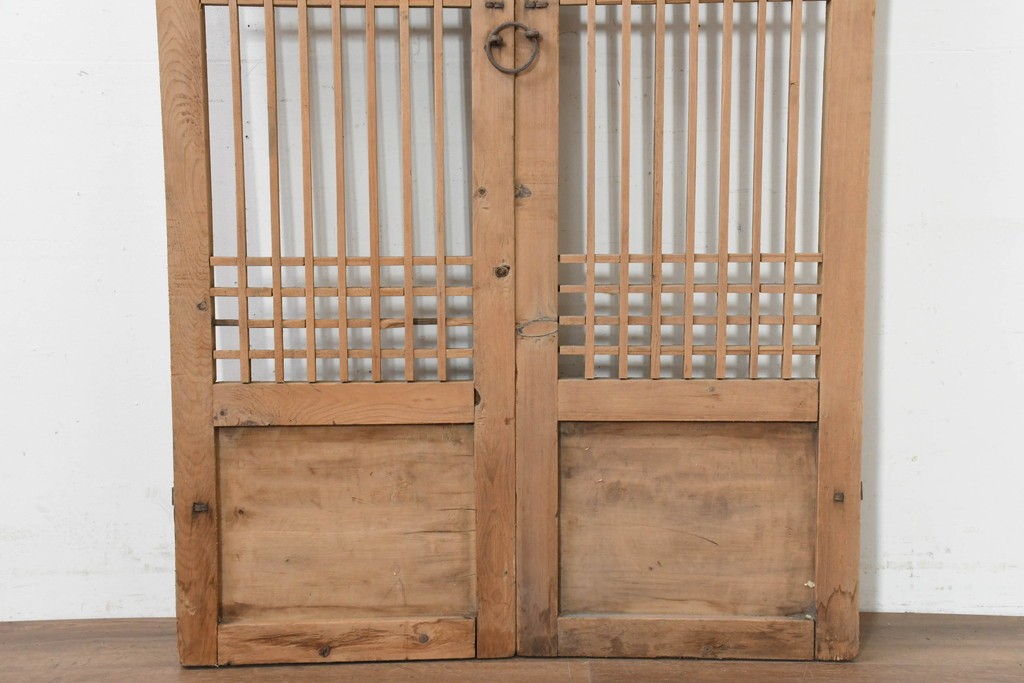 中国アンティーク建具　1900年頃　端正な格子組みが趣深い両開き戸2枚(1対)セット　(R-089950)