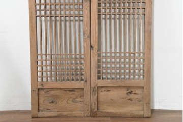 中国アンティーク建具　1900年頃　端正な格子組みが趣深い両開き戸2枚(1対)セット　(R-089951)