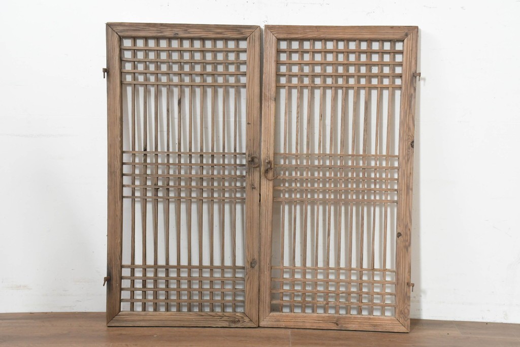 中国アンティーク建具　1900年頃　李朝風建具　均整の取れた格子意匠が魅力の窓2枚(1対)セット　(R-089956)