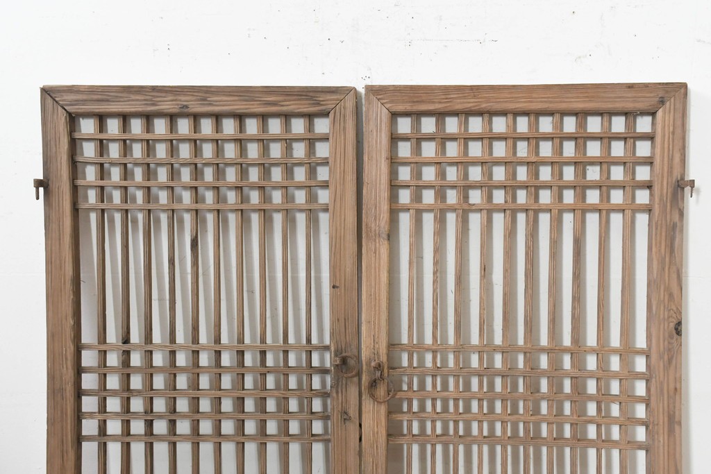 中国アンティーク建具　1900年頃　李朝風建具　均整の取れた格子意匠が魅力の窓2枚(1対)セット　(R-089956)