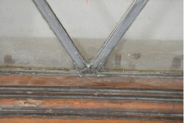 イギリスアンティーク建具　ステンドグラス入り　落ち着いた色彩と優雅な曲線デザインが魅力のフィックス窓1枚　(R-089959)