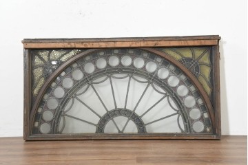 イギリスアンティーク建具　ステンドグラス入り　落ち着いた色彩と優雅な曲線デザインが魅力のフィックス窓1枚　(R-089959)