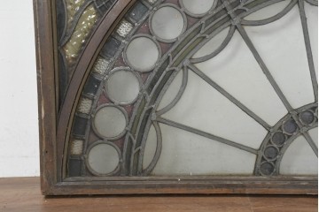 イギリスアンティーク建具　ステンドグラス入り　落ち着いた色彩と優雅な曲線デザインが魅力のフィックス窓1枚　(R-089959)