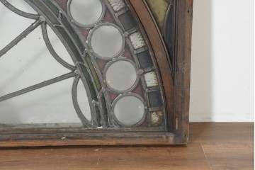イギリスアンティーク建具　ステンドグラス入り　落ち着いた色彩と優雅な曲線デザインが魅力のフィックス窓1枚　(R-089959)