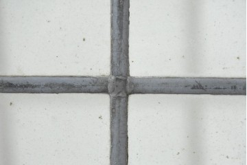 イギリスアンティーク建具　1920年頃　格子意匠が端正なステンドグラス入りフィックス窓1枚　(R-089962)