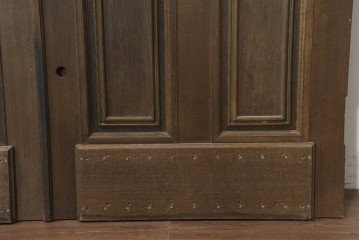 中古建具　特注オーダー品　ナラ無垢材　立体的なパネル意匠が上品な親子ドア2枚(1対)セット　(R-089964)