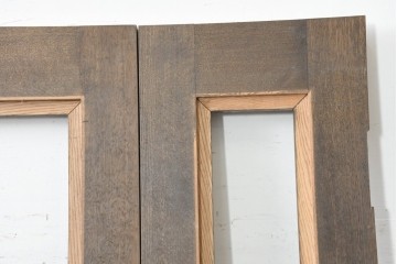 中古建具　特注オーダー品　ナラ無垢材　立体的なパネル意匠が上品な親子ドア2枚(1対)セット　(R-089964)