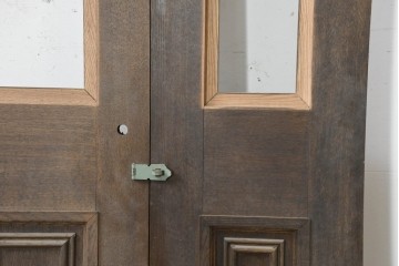 中古建具　特注オーダー品　ナラ無垢材　立体的なパネル意匠が上品な親子ドア2枚(1対)セット　(R-089964)