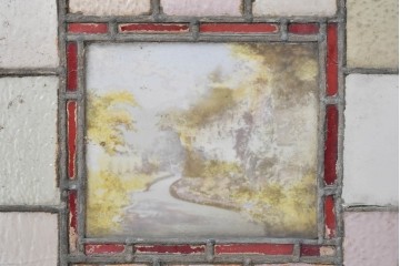 イギリスアンティーク建具　1930年頃　風景画と幾何学意匠の組み合わせが個性的!　ステンドグラス入りの明り取り1枚　(R-089969)