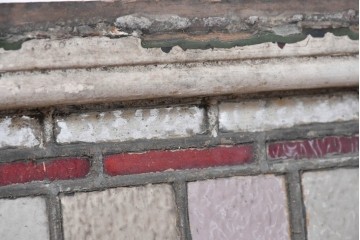 イギリスアンティーク建具　1930年頃　風景画と幾何学意匠の組み合わせが個性的!　ステンドグラス入りの明り取り1枚　(R-089969)