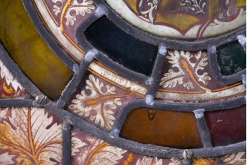 フランスアンティーク建具　1900年頃　エナメル絵付け　聖アンデレの名を掲げたステンドグラス1枚　(R-089974)