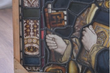 フランスアンティーク建具　1900年頃　エナメル絵付け　鍵と書物を手にした聖人が印象的なステンドグラス2枚セット　(R-089977)