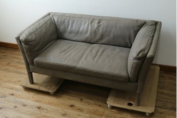 中古　希少な廃番品　HALO(ハロ)　REGGIO(レッジオ)　脚部にまで上質なレザーを巻き付けた贅沢な2人掛けソファ　定価約29万円　(R-089978)