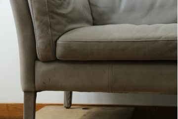 中古　希少な廃番品　HALO(ハロ)　REGGIO(レッジオ)　脚部にまで上質なレザーを巻き付けた贅沢な2人掛けソファ　定価約29万円　(R-089978)