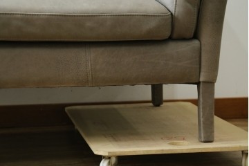 中古　希少な廃番品　HALO(ハロ)　REGGIO(レッジオ)　脚部にまで上質なレザーを巻き付けた贅沢な2人掛けソファ　定価約29万円　(R-089978)