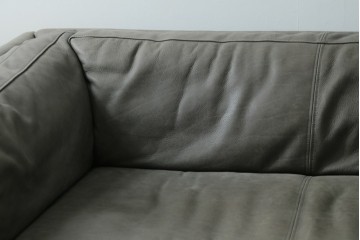 中古　希少な廃番品　HALO(ハロ)　REGGIO(レッジオ)　脚部にまで上質なレザーを巻き付けた贅沢な2人掛けソファ　定価約29万円　(R-089979)