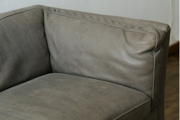 中古　希少な廃番品　HALO(ハロ)　REGGIO(レッジオ)　脚部にまで上質なレザーを巻き付けた贅沢な2人掛けソファ　定価約29万円　(R-089979)