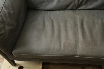 中古　希少な廃番品　HALO(ハロ)　REGGIO(レッジオ)　脚部にまで上質なレザーを巻き付けた贅沢な2人掛けソファ　定価約29万円　(R-089979)