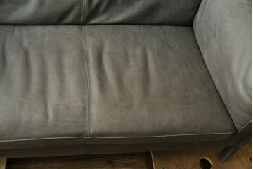 中古　希少な廃番品　HALO(ハロ)　REGGIO(レッジオ)　脚部にまで上質なレザーを巻き付けた贅沢な2人掛けソファ　定価約29万円　(R-089979)