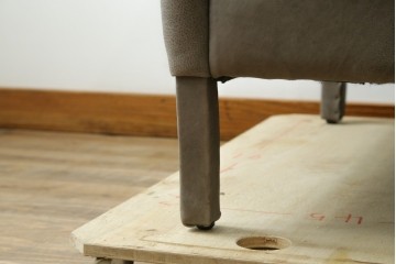 中古　希少な廃番品　HALO(ハロ)　REGGIO(レッジオ)　脚部にまで上質なレザーを巻き付けた贅沢な2人掛けソファ　定価約29万円　(R-089979)