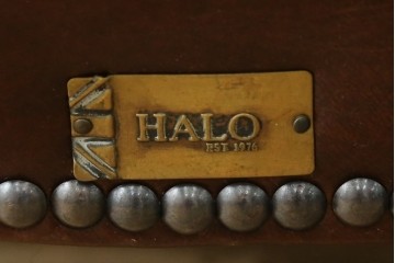 中古　HALO(ハロ)　本革(レザー)　PROFESSOR(プロフェッサー)　Biker Tan(バイカータン)　鋲飾りがクラシカルなアームチェア　(R-089981)