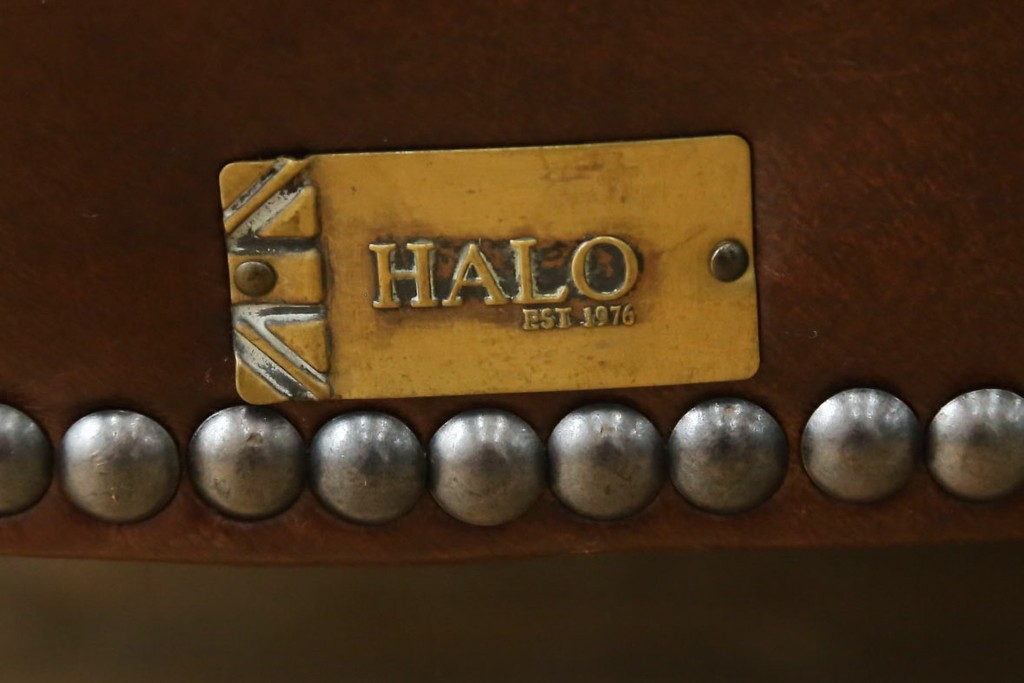 中古　HALO(ハロ)　本革(レザー)　PROFESSOR(プロフェッサー)　Biker Tan(バイカータン)　鋲飾りがクラシカルな1人掛けソファ　(R-089981)