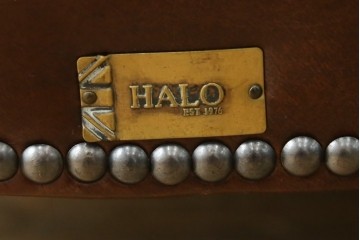 中古　HALO(ハロ)　本革(レザー)　PROFESSOR(プロフェッサー)　Biker Tan(バイカータン)　鋲飾りがクラシカルな1人掛けソファ　(R-089981)