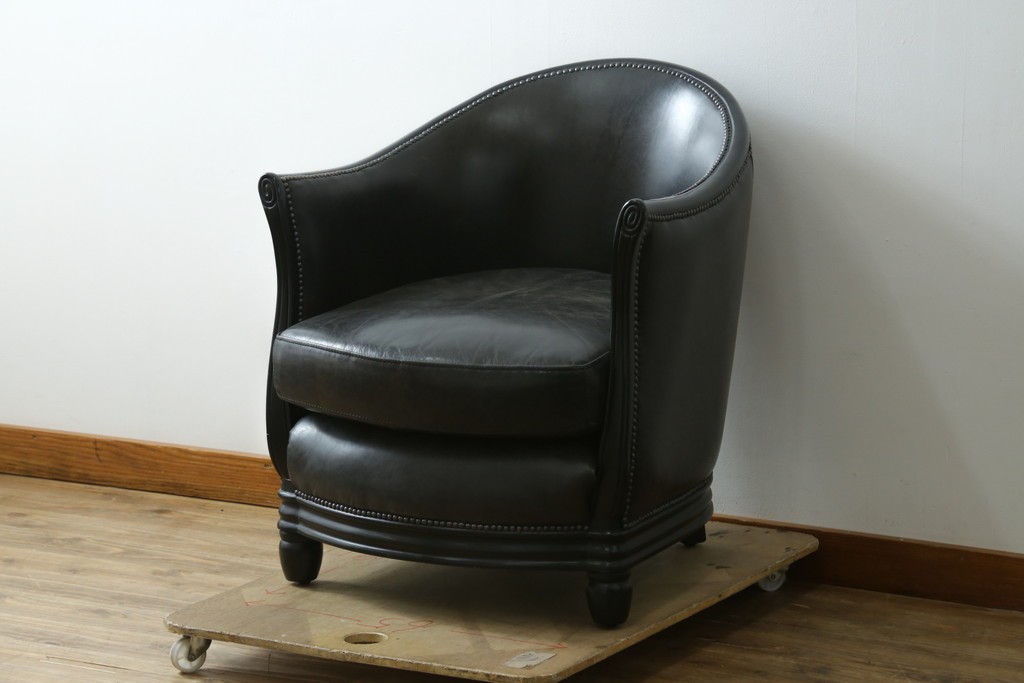 中古　美品　希少な廃番品　HALO(ハロ)　DECO TUB CHAIR(デコ タブ チェア)　身体を包み込むフォルムが魅力的なアームチェア　(R-089982)