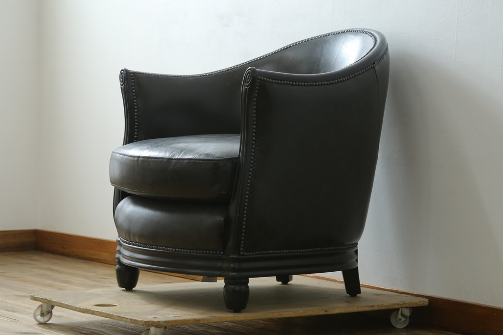 中古　美品　希少な廃番品　HALO(ハロ)　DECO TUB CHAIR(デコ タブ チェア)　身体を包み込むフォルムが魅力的なアームチェア　(R-089982)