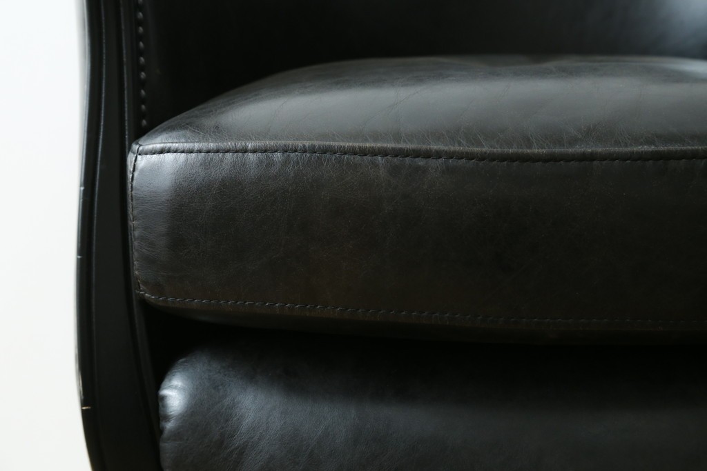 中古　美品　希少な廃番品　HALO(ハロ)　DECO TUB CHAIR(デコ タブ チェア)　身体を包み込むフォルムが魅力的なアームチェア　(R-089982)