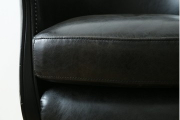 中古　美品　希少な廃番品　HALO(ハロ)　DECO TUB CHAIR(デコ タブ チェア)　身体を包み込むフォルムが魅力的なアームチェア　(R-089982)