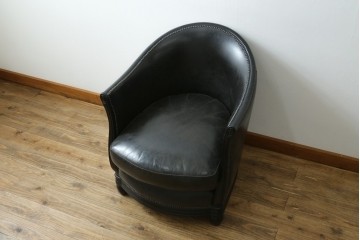 中古　美品　希少な廃番品　HALO(ハロ)　DECO TUB CHAIR(デコ タブ チェア)　身体を包み込むフォルムが魅力的なアームチェア　(R-089984)