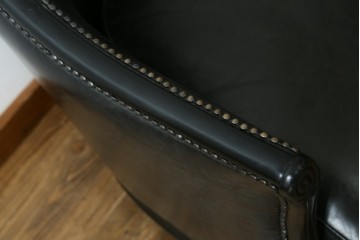 中古　美品　希少な廃番品　HALO(ハロ)　DECO TUB CHAIR(デコ タブ チェア)　身体を包み込むフォルムが魅力的なアームチェア　(R-089984)