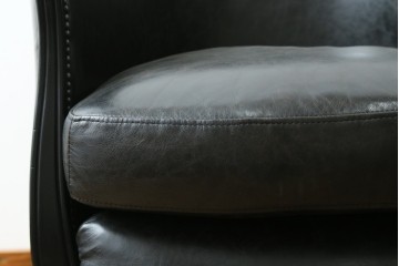 中古　美品　希少な廃番品　HALO(ハロ)　DECO TUB CHAIR(デコ タブ チェア)　身体を包み込むフォルムが魅力的なアームチェア　(R-089984)