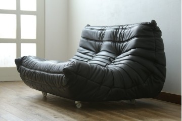 フランスヴィンテージ　ligne roset(リーン・ロゼ)　ROSETTOGO(ロゼトーゴ)　旧タグ　オールドトーゴ　ブラックカラーの2人掛けソファ　(R-089985)