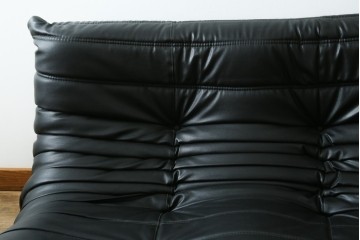 フランスヴィンテージ　ligne roset(リーン・ロゼ)　ROSETTOGO(ロゼトーゴ)　旧タグ　オールドトーゴ　ブラックカラーの2人掛けソファ　(R-089985)