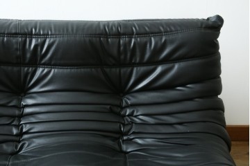 フランスヴィンテージ　ligne roset(リーン・ロゼ)　ROSETTOGO(ロゼトーゴ)　旧タグ　オールドトーゴ　ブラックカラーの2人掛けソファ　(R-089985)
