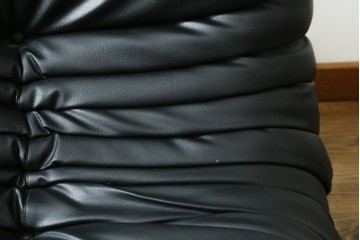 フランスヴィンテージ　ligne roset(リーン・ロゼ)　ROSETTOGO(ロゼトーゴ)　旧タグ　オールドトーゴ　ブラックカラーの2人掛けソファ　(R-089985)