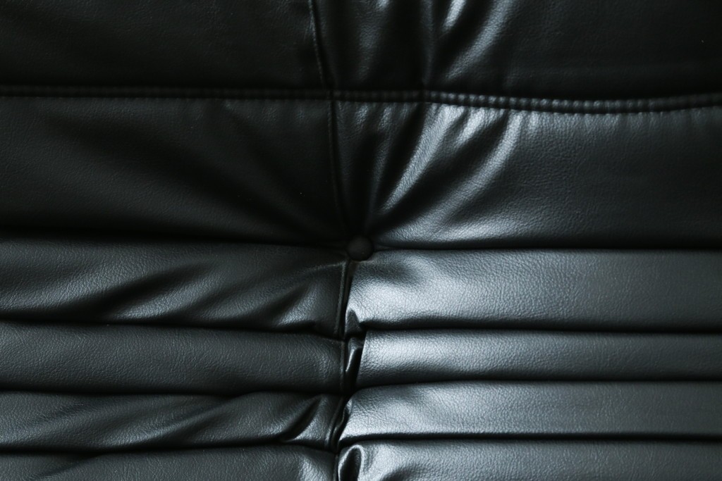 フランスヴィンテージ　ligne roset(リーン・ロゼ)　ROSETTOGO(ロゼトーゴ)　旧タグ　オールドトーゴ　ブラックカラーの2人掛けソファ　(R-089985)