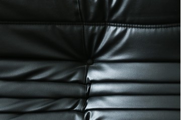 フランスヴィンテージ　ligne roset(リーン・ロゼ)　ROSETTOGO(ロゼトーゴ)　旧タグ　オールドトーゴ　ブラックカラーの2人掛けソファ　(R-089985)