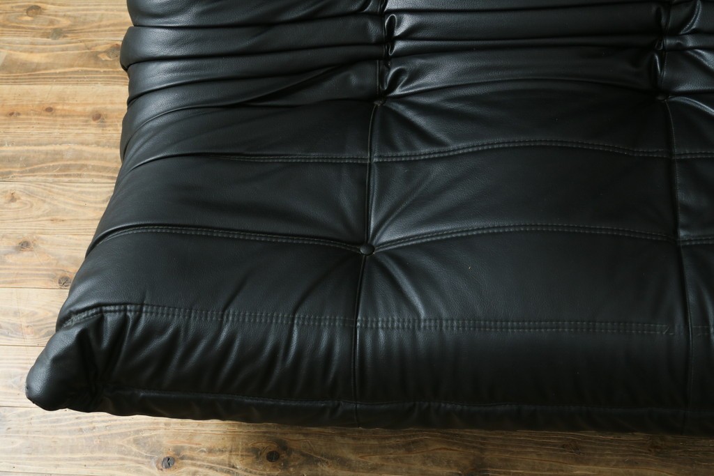 フランスヴィンテージ　ligne roset(リーン・ロゼ)　ROSETTOGO(ロゼトーゴ)　旧タグ　オールドトーゴ　ブラックカラーの2人掛けソファ　(R-089985)