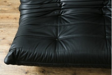 フランスヴィンテージ　ligne roset(リーン・ロゼ)　ROSETTOGO(ロゼトーゴ)　旧タグ　オールドトーゴ　ブラックカラーの2人掛けソファ　(R-089985)