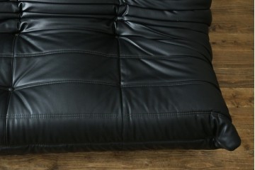 フランスヴィンテージ　ligne roset(リーン・ロゼ)　ROSETTOGO(ロゼトーゴ)　旧タグ　オールドトーゴ　ブラックカラーの2人掛けソファ　(R-089985)