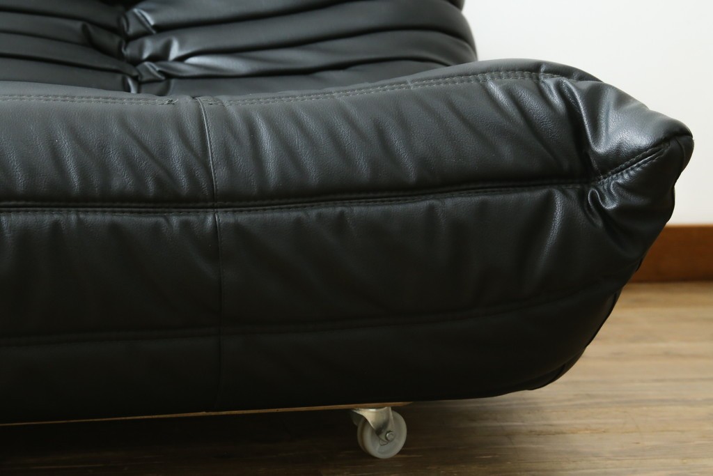 フランスヴィンテージ　ligne roset(リーン・ロゼ)　ROSETTOGO(ロゼトーゴ)　旧タグ　オールドトーゴ　ブラックカラーの2人掛けソファ　(R-089985)